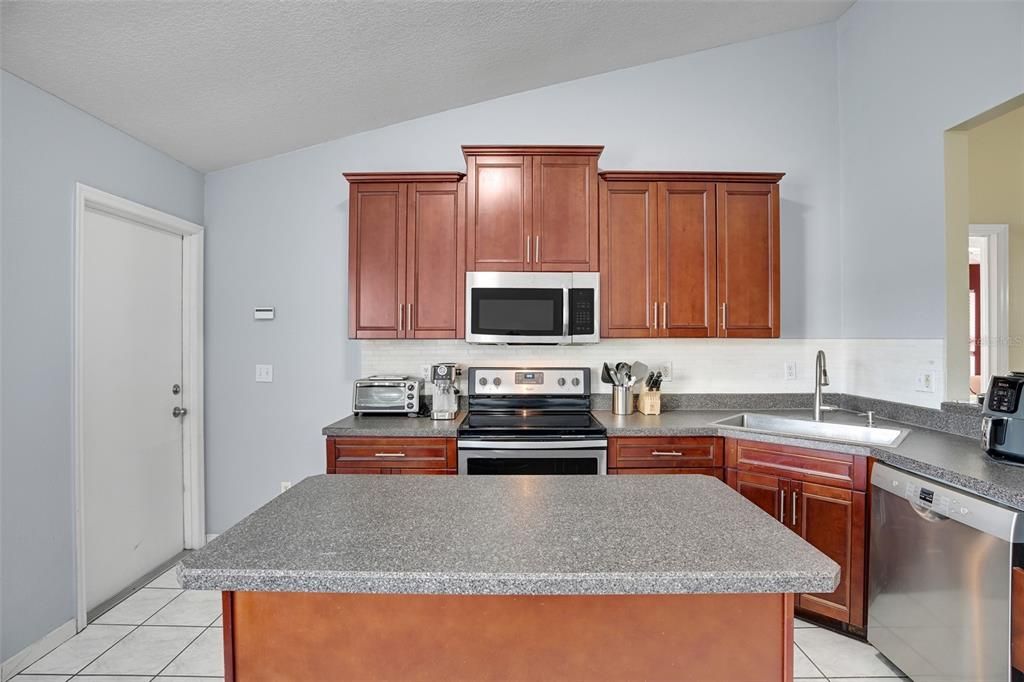 For Sale: $375,000 (3 beds, 2 baths, 1596 Square Feet)