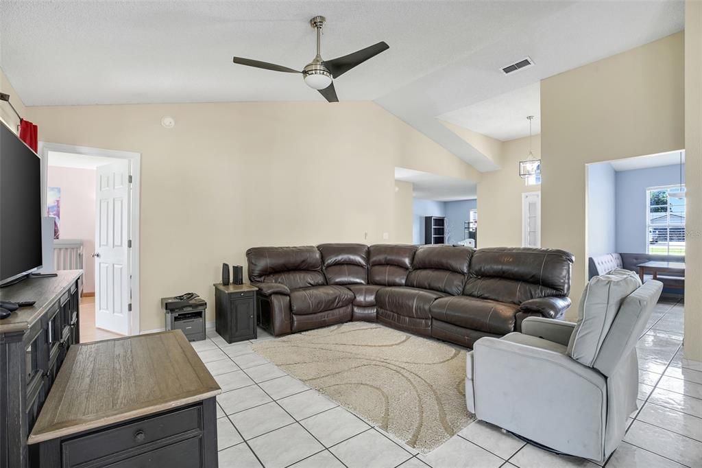For Sale: $375,000 (3 beds, 2 baths, 1596 Square Feet)