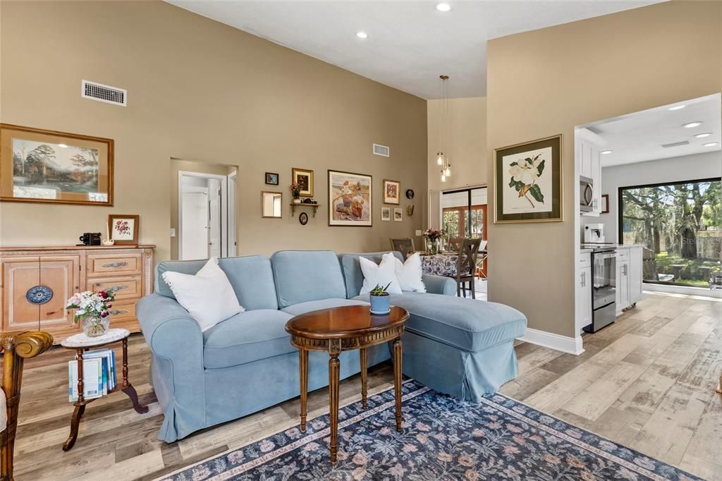 For Sale: $350,000 (3 beds, 2 baths, 1647 Square Feet)