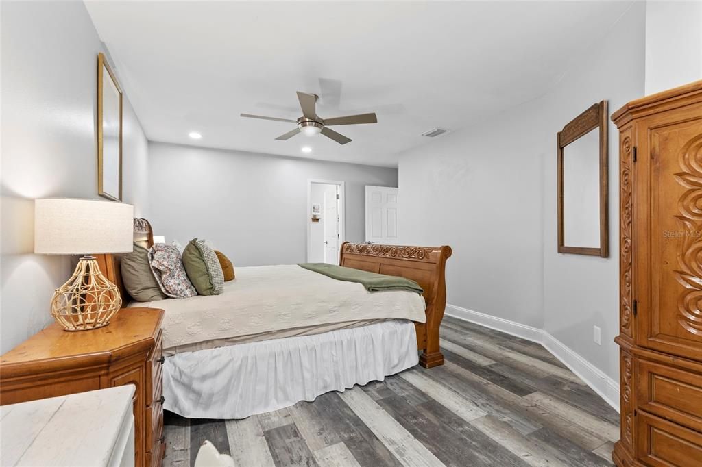 For Sale: $350,000 (3 beds, 2 baths, 1647 Square Feet)