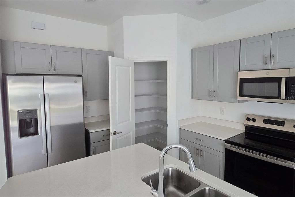 В аренду: $1,850 (3 спален, 2 ванн, 1407 Квадратных фут)