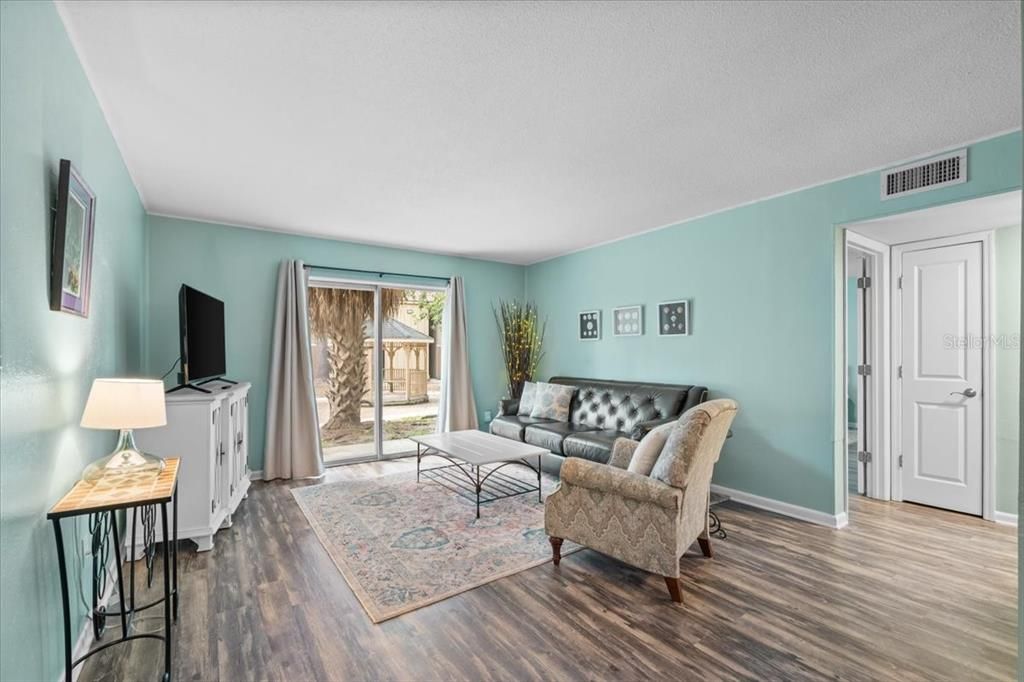 For Sale: $130,000 (2 beds, 2 baths, 900 Square Feet)