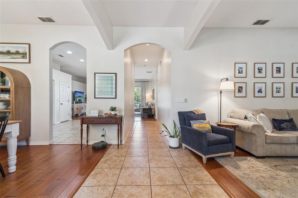 En Venta: $415,000 (4 camas, 2 baños, 2024 Pies cuadrados)