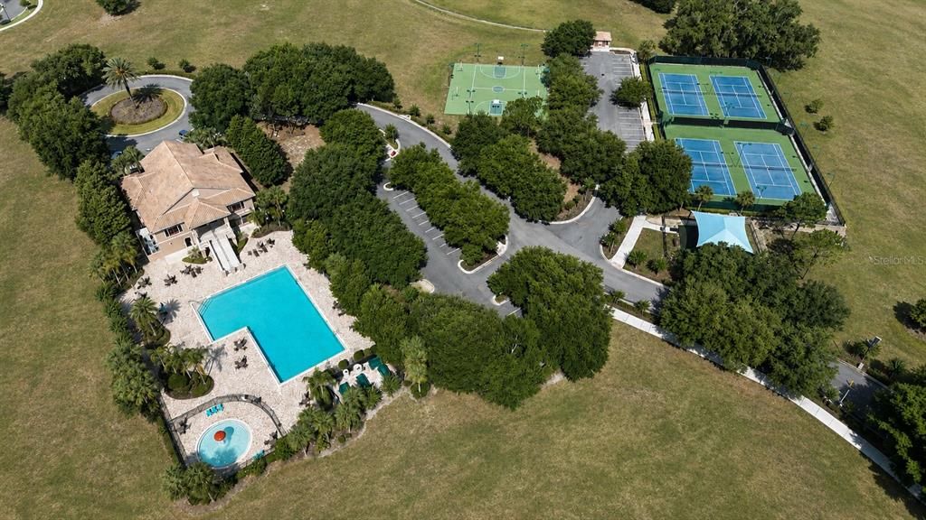 En Venta: $415,000 (4 camas, 2 baños, 2024 Pies cuadrados)