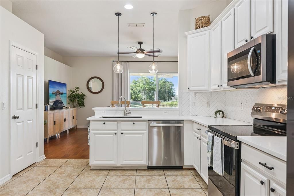 En Venta: $415,000 (4 camas, 2 baños, 2024 Pies cuadrados)