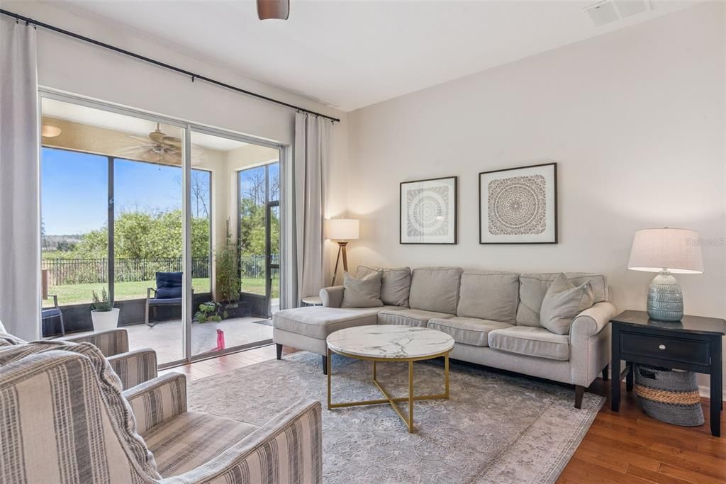 En Venta: $415,000 (4 camas, 2 baños, 2024 Pies cuadrados)