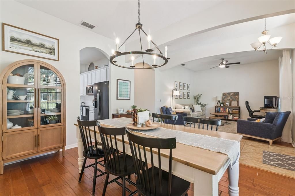 En Venta: $415,000 (4 camas, 2 baños, 2024 Pies cuadrados)