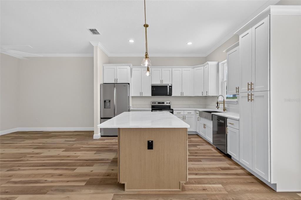 For Sale: $319,900 (3 beds, 2 baths, 1605 Square Feet)