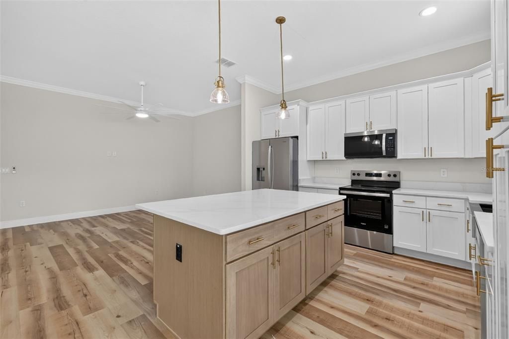 For Sale: $319,900 (3 beds, 2 baths, 1605 Square Feet)