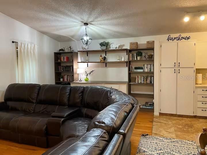 : $525,000 (4 спален, 4 ванн, 1944 Квадратных фут)