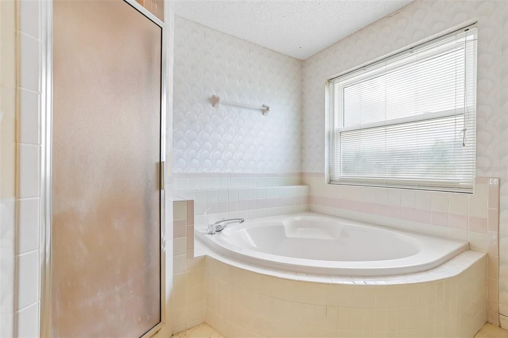 For Sale: $305,000 (2 beds, 2 baths, 1570 Square Feet)