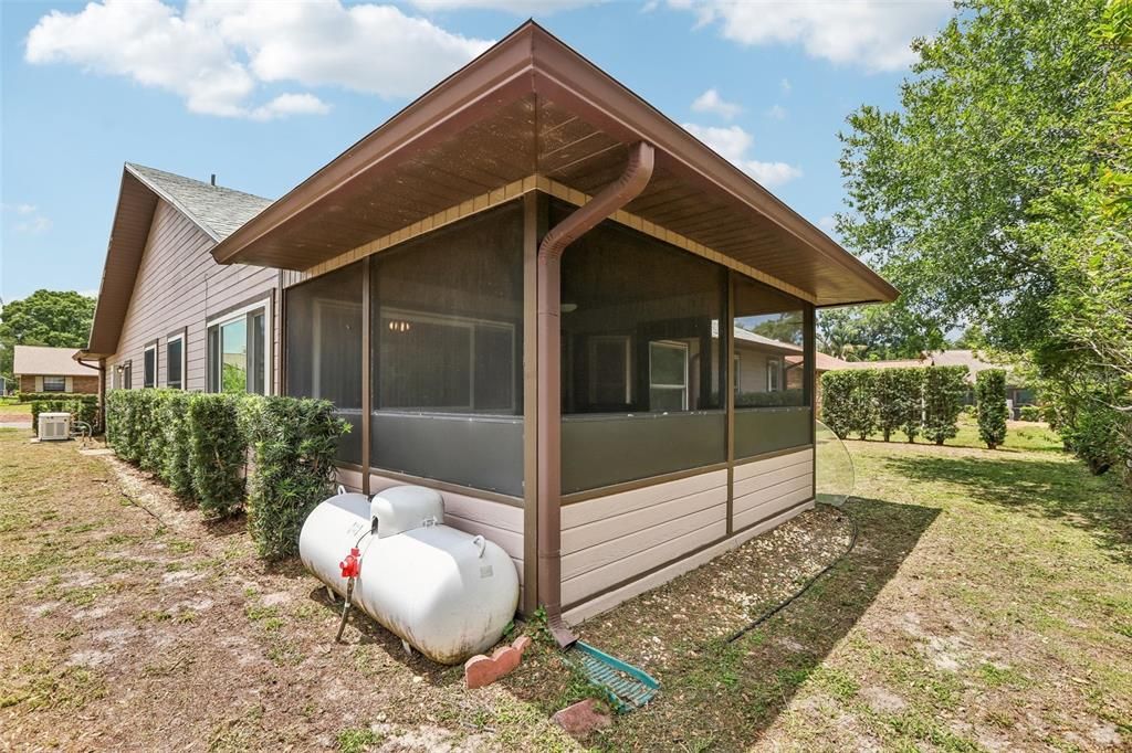 For Sale: $305,000 (2 beds, 2 baths, 1570 Square Feet)
