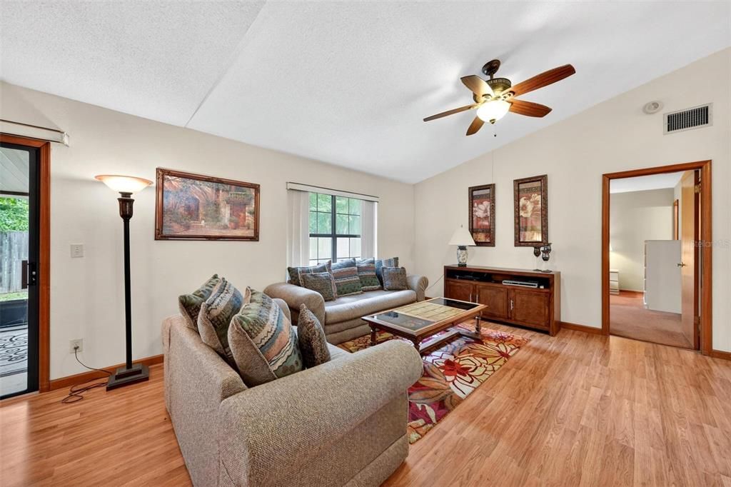 For Sale: $229,000 (3 beds, 2 baths, 1146 Square Feet)