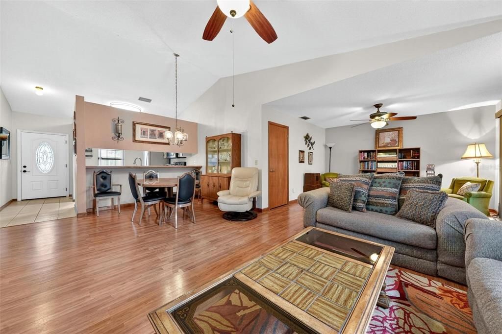 For Sale: $229,000 (3 beds, 2 baths, 1146 Square Feet)