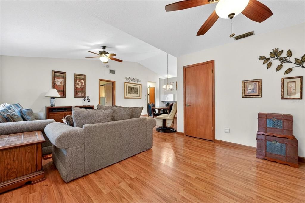 For Sale: $229,000 (3 beds, 2 baths, 1146 Square Feet)