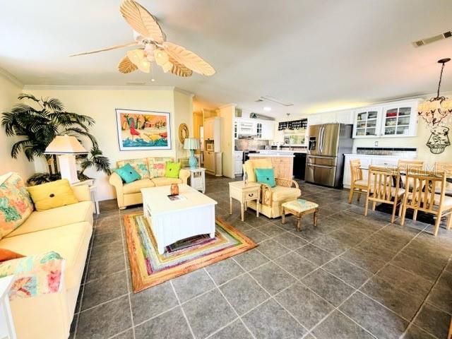 For Sale: $460,000 (2 beds, 2 baths, 1402 Square Feet)
