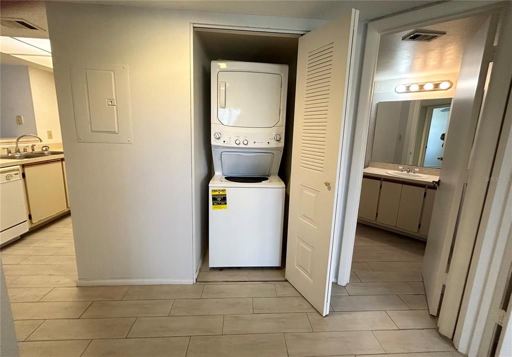 For Sale: $125,000 (2 beds, 2 baths, 899 Square Feet)