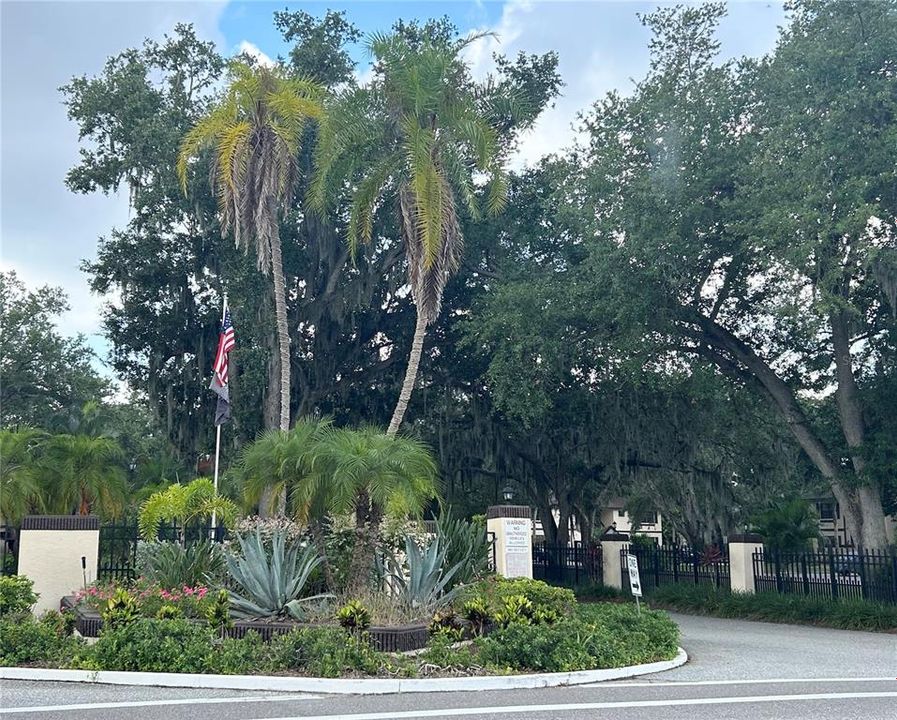 For Sale: $125,000 (2 beds, 2 baths, 899 Square Feet)