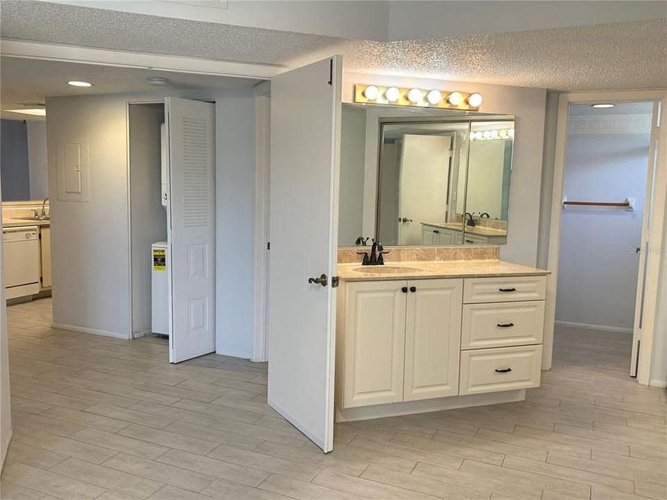 For Sale: $125,000 (2 beds, 2 baths, 899 Square Feet)