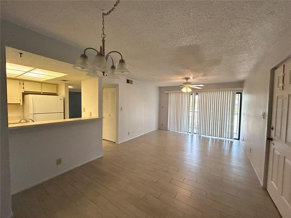 For Sale: $125,000 (2 beds, 2 baths, 899 Square Feet)
