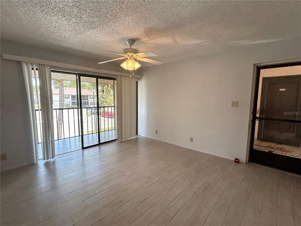 For Sale: $125,000 (2 beds, 2 baths, 899 Square Feet)