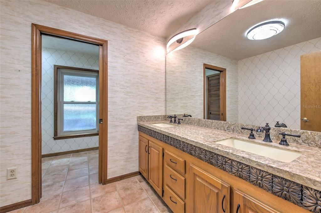 For Sale: $575,000 (4 beds, 2 baths, 2661 Square Feet)