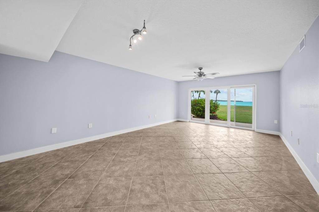 En Venta: $338,000 (1 camas, 2 baños, 890 Pies cuadrados)