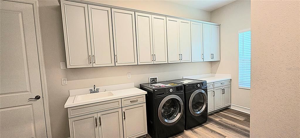 For Rent: $5,900 (6 beds, 4 baths, 4539 Square Feet)