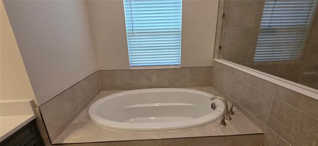 For Rent: $5,900 (6 beds, 4 baths, 4539 Square Feet)