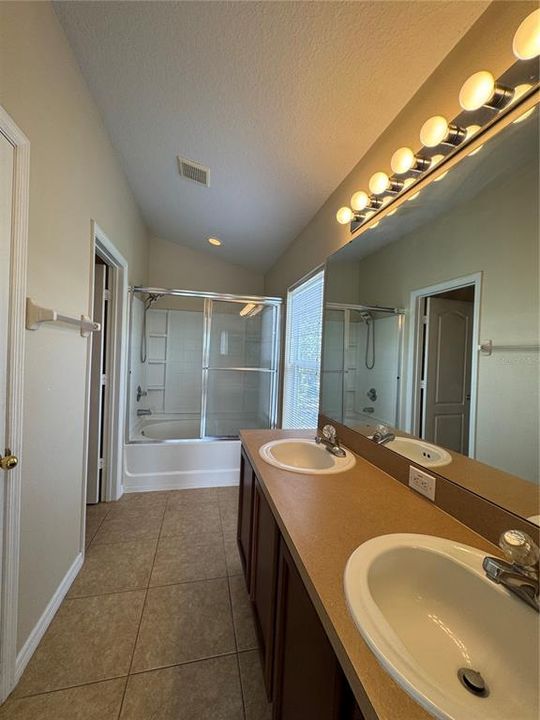 For Rent: $2,095 (2 beds, 2 baths, 1305 Square Feet)