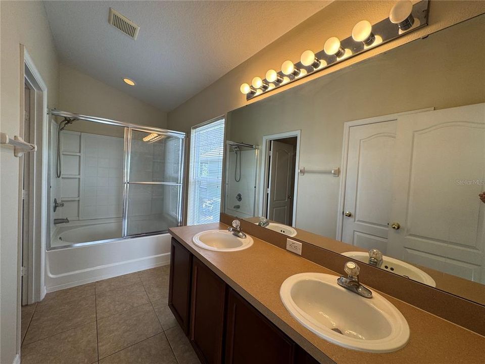 For Rent: $2,095 (2 beds, 2 baths, 1305 Square Feet)