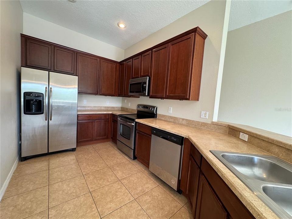 For Rent: $2,095 (2 beds, 2 baths, 1305 Square Feet)