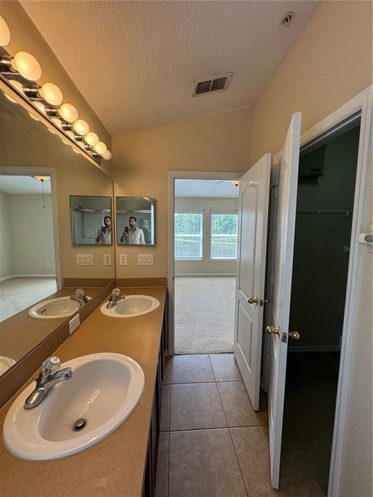 For Rent: $2,095 (2 beds, 2 baths, 1305 Square Feet)