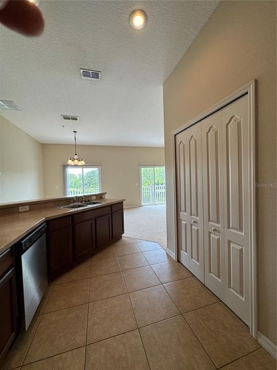 For Rent: $2,095 (2 beds, 2 baths, 1305 Square Feet)