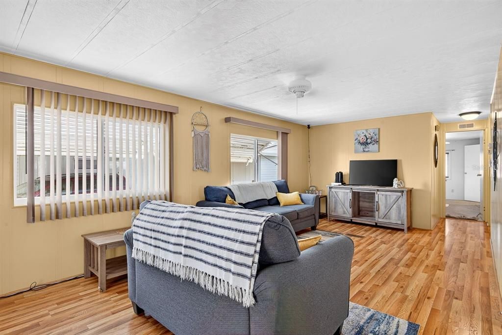 For Sale: $228,000 (2 beds, 2 baths, 1188 Square Feet)