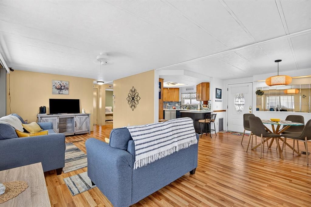 For Sale: $228,000 (2 beds, 2 baths, 1188 Square Feet)