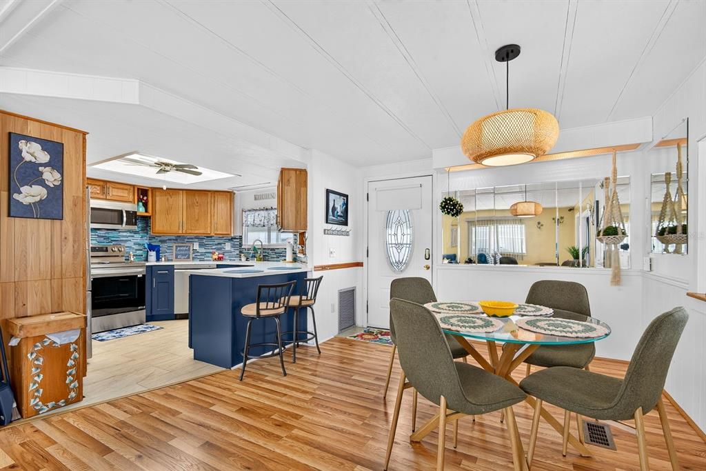 For Sale: $228,000 (2 beds, 2 baths, 1188 Square Feet)