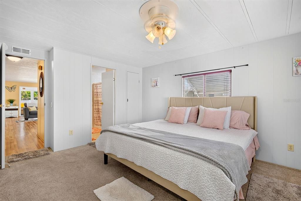 For Sale: $228,000 (2 beds, 2 baths, 1188 Square Feet)