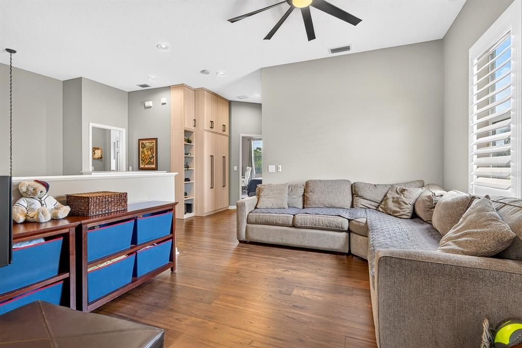 For Sale: $700,000 (4 beds, 2 baths, 2674 Square Feet)