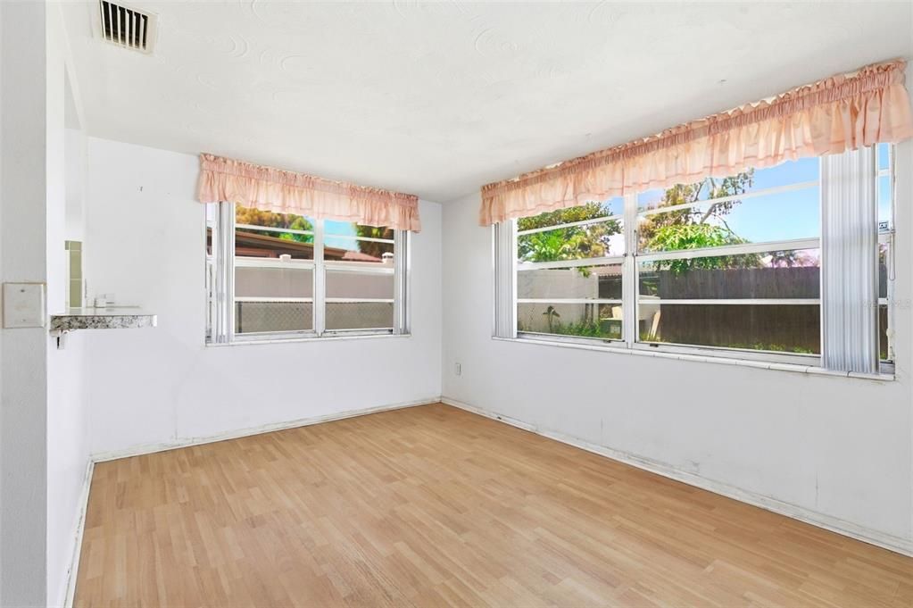 На продажу: $179,000 (2 спален, 1 ванн, 1096 Квадратных фут)