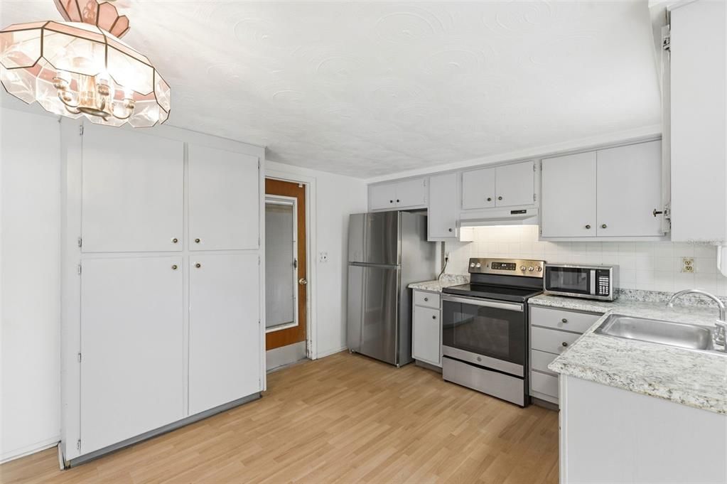 На продажу: $179,000 (2 спален, 1 ванн, 1096 Квадратных фут)