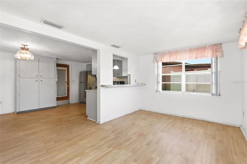 На продажу: $179,000 (2 спален, 1 ванн, 1096 Квадратных фут)