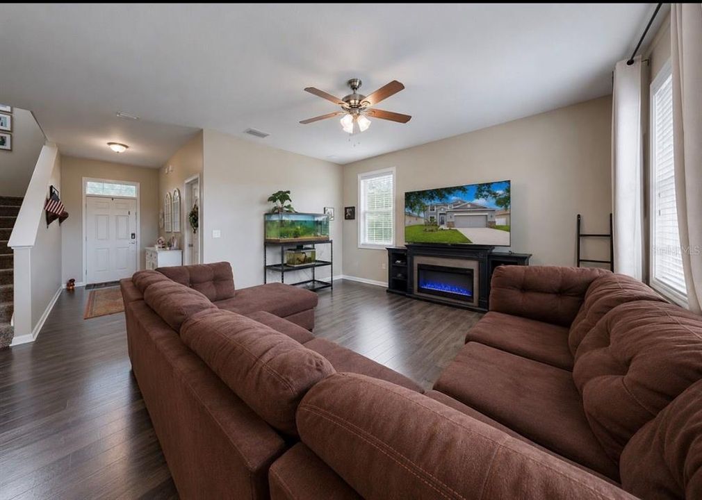 En Venta: $375,000 (5 camas, 3 baños, 2320 Pies cuadrados)