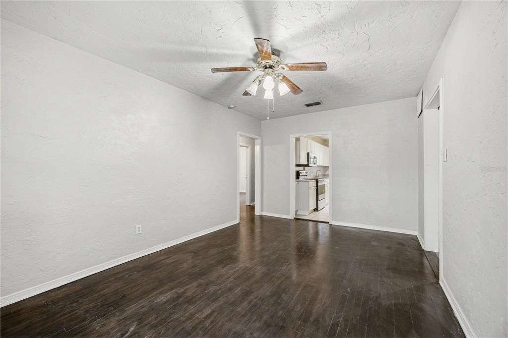 For Sale: $190,000 (3 beds, 1 baths, 1328 Square Feet)