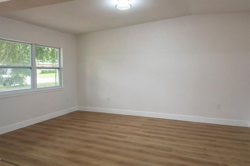 Activo con contrato: $309,000 (4 camas, 2 baños, 1454 Pies cuadrados)