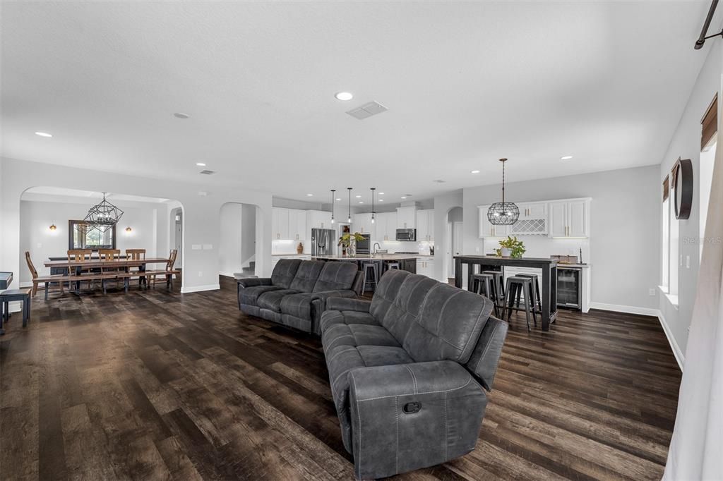 For Sale: $849,900 (6 beds, 4 baths, 3920 Square Feet)