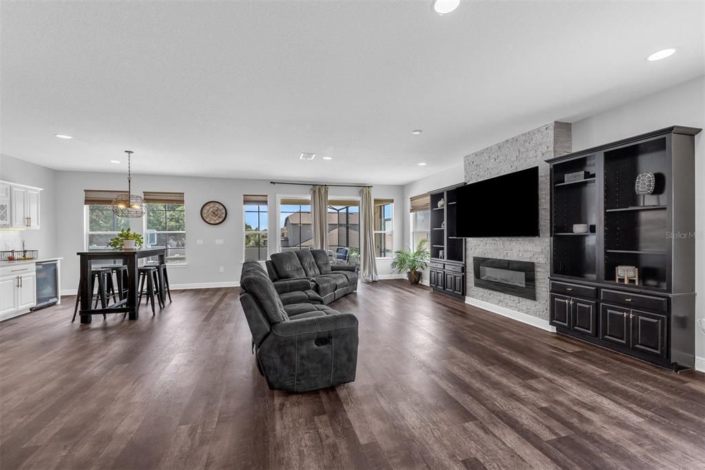 For Sale: $849,900 (6 beds, 4 baths, 3920 Square Feet)