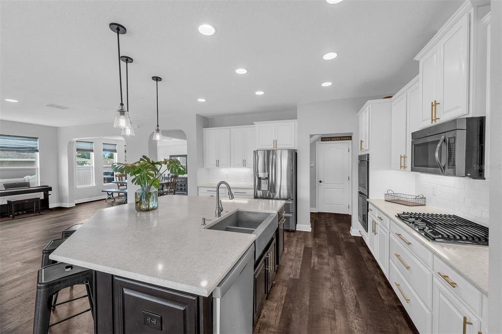 For Sale: $849,900 (6 beds, 4 baths, 3920 Square Feet)