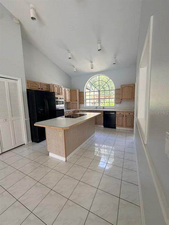 For Rent: $3,500 (4 beds, 2 baths, 2492 Square Feet)