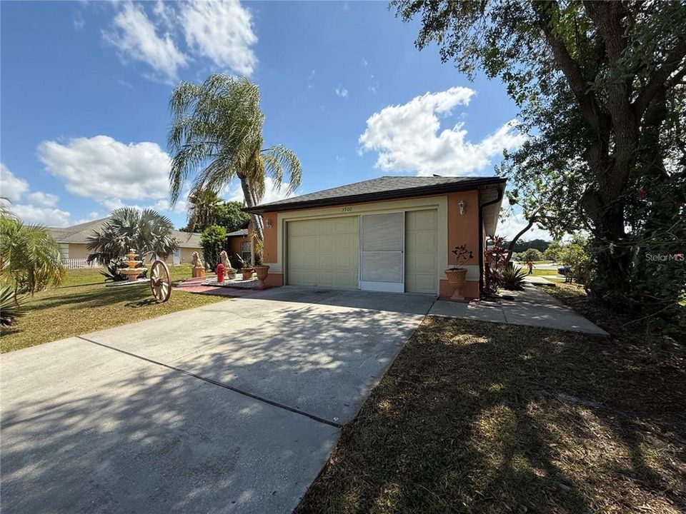 For Rent: $2,000 (3 beds, 2 baths, 1300 Square Feet)